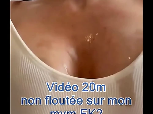 FK2 - Cougar En Brassi&egrave;re De Fitness Branle Une Nibble De Jeune Entre Ses Gros Seins Naturels